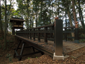 東側の櫓門と橋