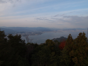 弥山の山頂展望台から…大鳥居が見えます。